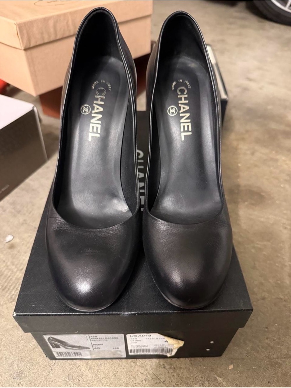 CHANEL Black Leather Round-Toe Pumps